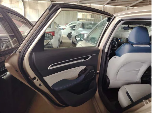 Car image 18